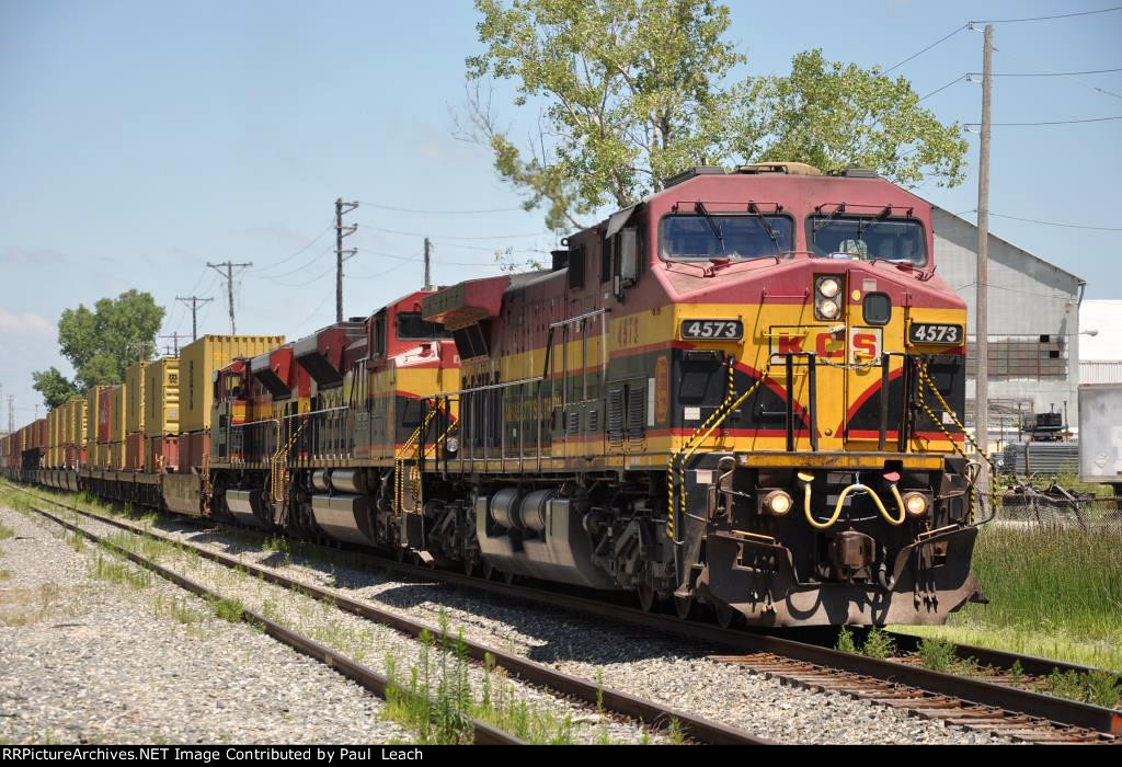 Long manifest with stacks on the front approaches meet